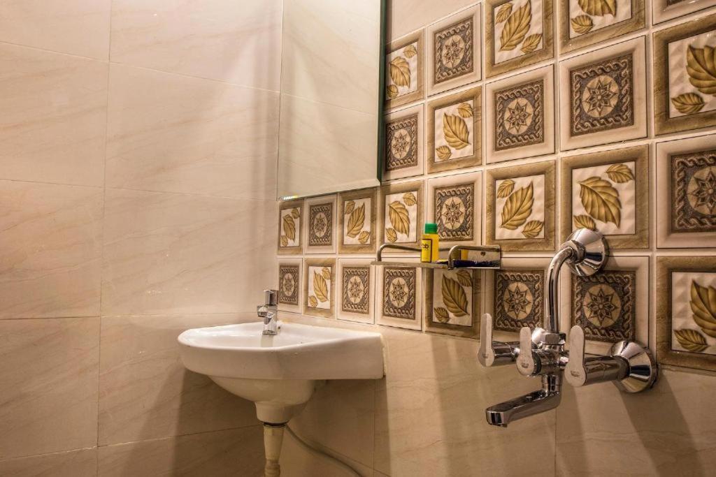 Hotel Embassy Grand Near Us Embassy Bkc มุมไบ ภายนอก รูปภาพ